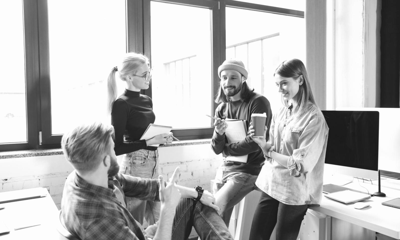 Equipo de crenovialtura trabajando en las oficinas de A Coruña